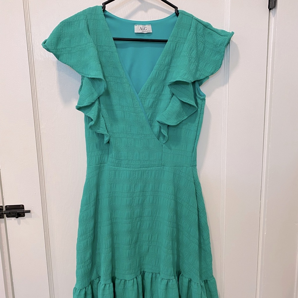 Medium Green/Jade Boutique dress. Great for a date! Super flattering neckline.